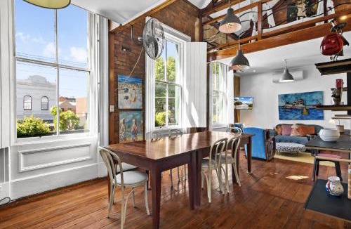 North Melbourne Apartment | Vintage loft residence with Open-plan mezzanine's