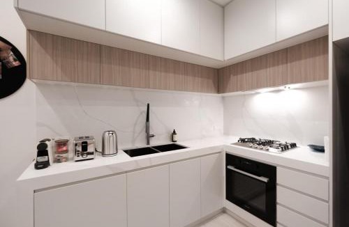Burwood Apartment | 'Vinyl' 1-BR Apt in the heart of Burwood with study n free parking