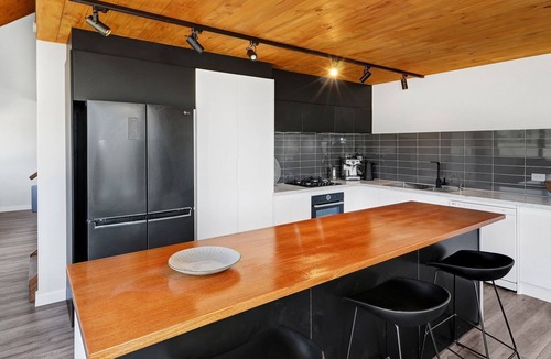 Mansfield House | Vista Montagna - modern home set on peaceful acreage.