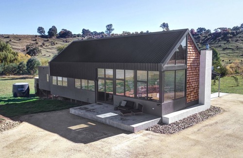 Mansfield House | Vista Montagna - modern home set on peaceful acreage.