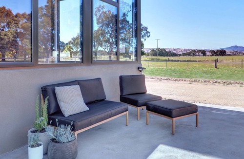 Mansfield House | Vista Montagna - modern home set on peaceful acreage.