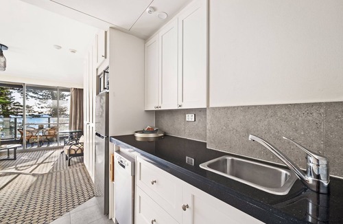 Manly Apartment | Wake to Waves - Beachfront Ocean Views