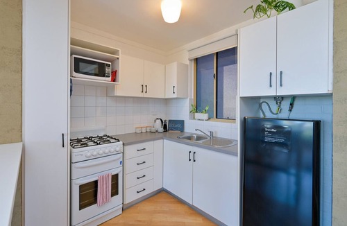 Fremantle Apartment | Wake up to panoramic Fremantle views from this bright, centrally located apartment. Just a short walk to Cappuccino Strip, Fishing Boat Harbour, Bathers Beach and the Rottnest Ferry. Enjoy a private balcony, free secure parking, fast WiFi, fu