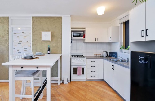 Fremantle Apartment | Wake up to panoramic Fremantle views from this bright, centrally located apartment. Just a short walk to Cappuccino Strip, Fishing Boat Harbour, Bathers Beach and the Rottnest Ferry. Enjoy a private balcony, free secure parking, fast WiFi, fu