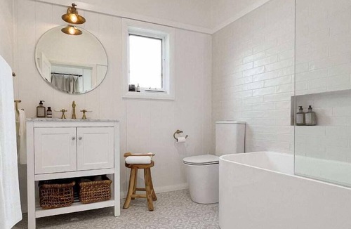 Orange East House | Wakeford Cottage - Free Wifi, Sleeps 6