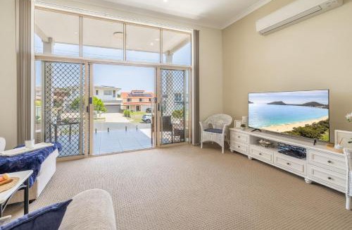 Anna Bay House | Walk on Birubi 1 WI-FI Boat Parking and Water Views