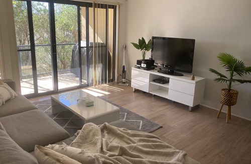 The Entrance North Apartment | Walk to beach shops and lake