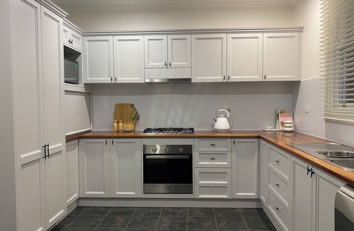 Quarry Hill House | Walk to Bendigo CBD | Heated Pool | Outdoor Fire | Family-Friendly Victorian