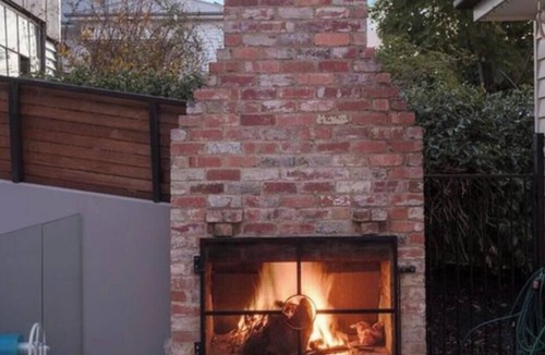Quarry Hill House | Walk to Bendigo CBD | Heated Pool | Outdoor Fire | Family-Friendly Victorian
