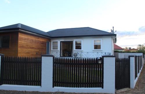 Wagga Wagga House | Walk to everything - Fire pit - Pets welcome