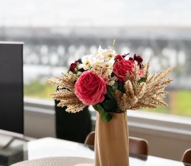 Kirribilli Apartment | Walk to Ferry, Harbour Views & Parking