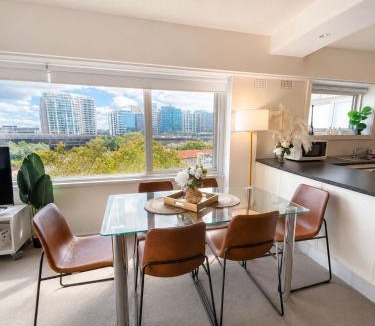 Kirribilli Apartment | Walk to Ferry, Harbour Views & Parking