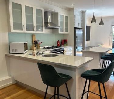 Flemington House | Walk to Flemington Racecourse - Free Parking & Wi-fi