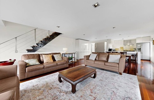 Richmond North Apartment | Walk to MCG | Luxury Richmond Townhouse