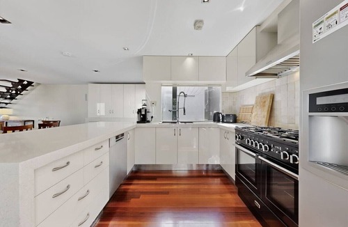 Richmond North Apartment | Walk to MCG | Luxury Richmond Townhouse
