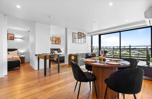 North Melbourne Apartment | Walk to Melb Uni Hospital CBD Free Parking