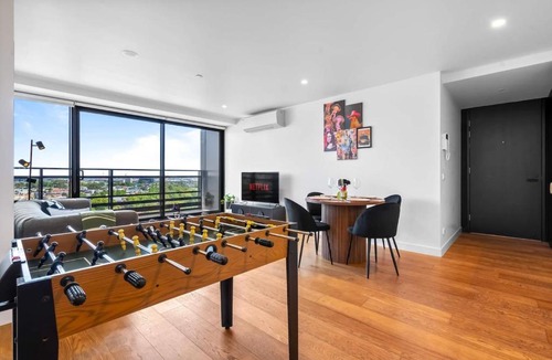 North Melbourne Apartment | Walk to Melb Uni Hospital CBD Free Parking