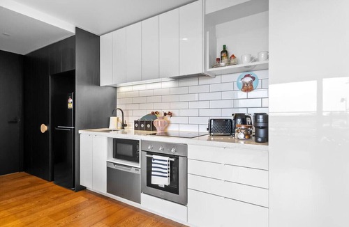North Melbourne Apartment | Walk to Melbourne Uni | Foosball & Free Parking