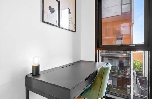 North Melbourne Apartment | Walk to Melbourne Uni | Foosball & Free Parking