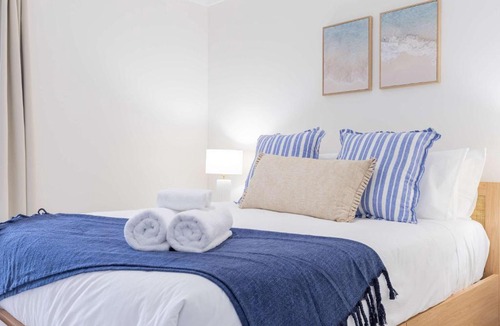 Scarborough Villa | Walk to the Beach BBQ Family Friendly