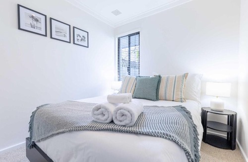 Scarborough Villa | Walk to the Beach BBQ Family Friendly