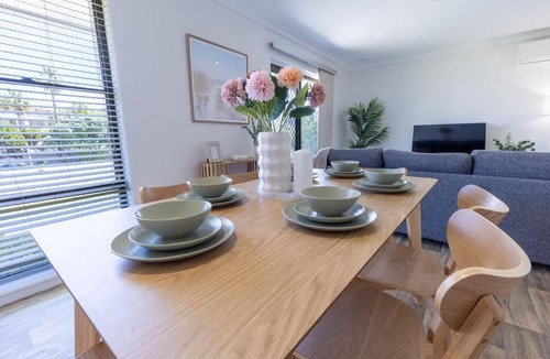 Scarborough Villa | Walk to the Beach BBQ Family Friendly