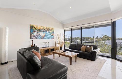 Mandurah House | Walk to the Mandurah Foreshore & Marina