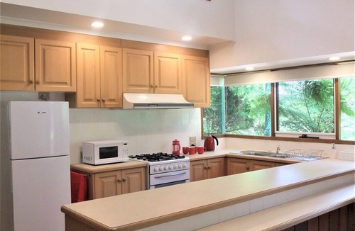 Healesville House | Walk to Town, Private, Self-Contained, Wi-Fi, Netflix, Large Garden, Tranquil