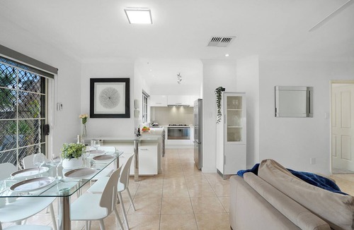 Victoria Park House | Walk to Vic Park Café Strip | 3BR Close To CBD