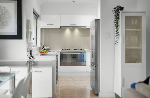 Victoria Park House | Walk to Vic Park Café Strip | 3BR Close To CBD