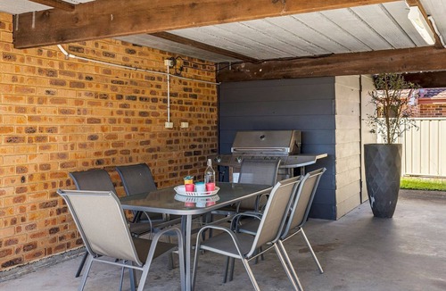 Shoal Bay House | Walking Distance to Shoal Bay Beach