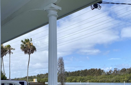 Tuncurry House | Wallis Lakehouse - Large Family Home, With the Lake Across the Road!