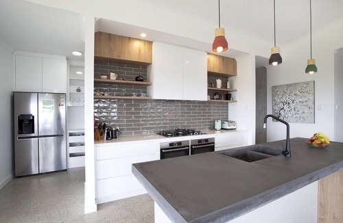 Shadforth House | Walnut Grove: Modern home, 3min drive to town with expansive views