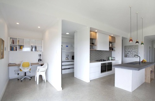 Shadforth House | Walnut Grove: Modern home, 3min drive to town with expansive views
