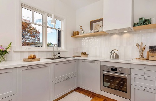 Kingston Beach Cottage | Wanderhaven- Restored 100 years old cottage with golf and river views