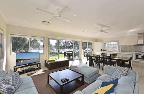 Wangi Wangi House | Wangi Lakehouse Cottage Lake Macquarie