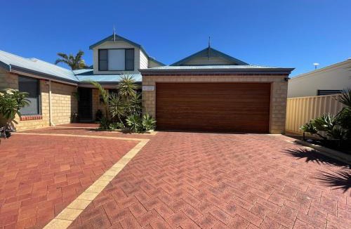 Wannanup House | Wannanup Retreat - Spacious Home - Sleeps Up to 8 - Pet Friendly