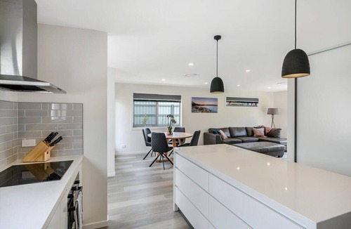 Warrane Villa | "Waratah Villa" No.6 | CBD & Airport 10min