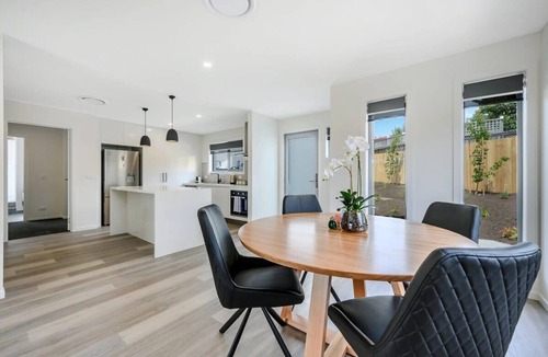 Warrane Villa | "Waratah Villa" No.6 | CBD & Airport 10min