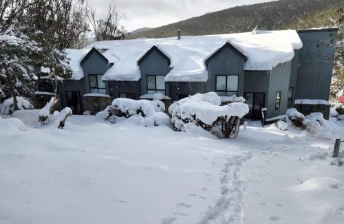 Thredbo Apartment | Warm Thredbo Chalet with Garage & Easy Ski Access