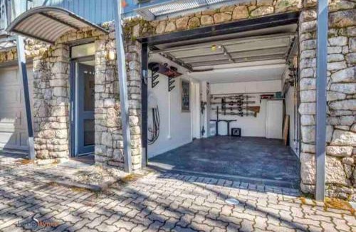 Thredbo Apartment | Warm Thredbo Chalet with Garage & Easy Ski Access