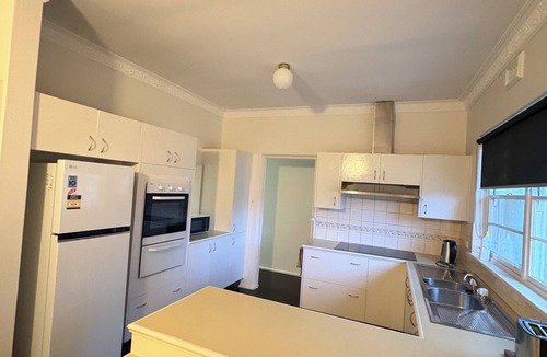 Warrnambool House | Warrnambool home close to hospital, train, cafe’s, restaurants, shops & beach!