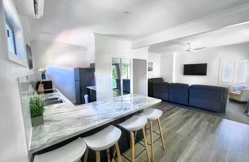 Port Macquarie Apartment | Watch the Whales - 5 mins to Headland
