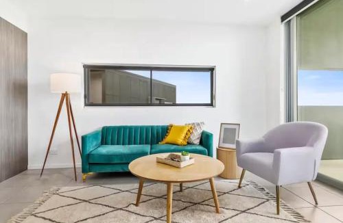 Birtinya Apartment | Water View 2BR Apt with Fast WiFi, Pool and Parking