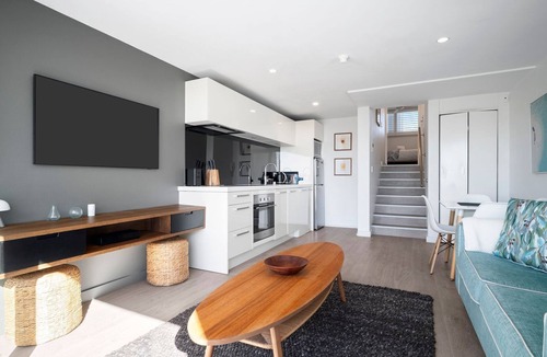 Manly Apartment | Water View Coastal Loft in Manly Pool Access