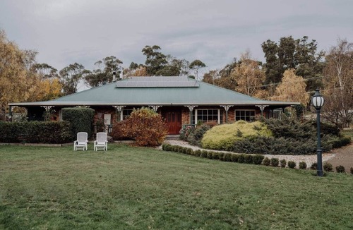 Gardners Bay Apartment | Water views + King bed + Spa bath + Breakfast