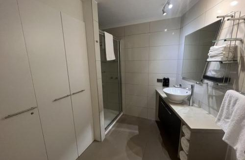 Lakes Entrance Apartment | Waterfront 2-bedroom apartment with WiFi, AC in Lakes Entrance