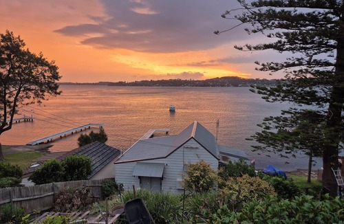 Coal Point Cottage | Waterfront cottage on lake Macquarie. Enjoy fishing, boating and swimming.