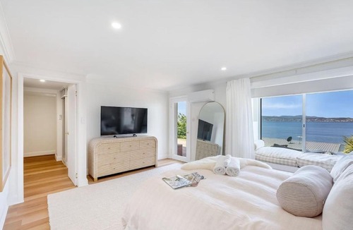 Sandy Bay House | Waterfront luxe- a Hobart oasis