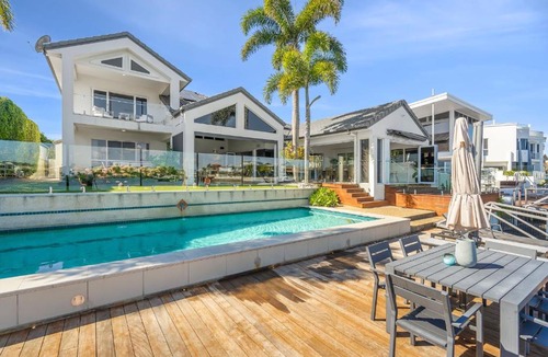 Minyama House | Waterfront Oasis